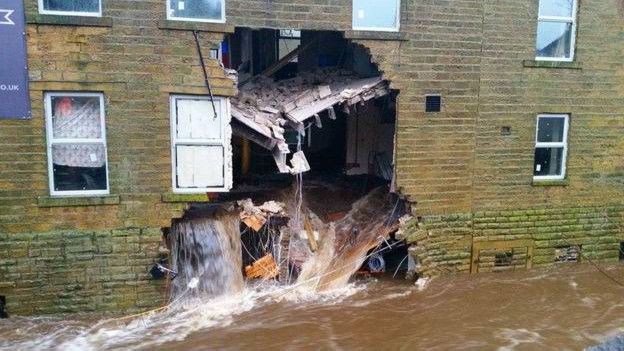 Через небувалу повінь в Англії міста ідуть під воду (ФОТО) - фото 5
