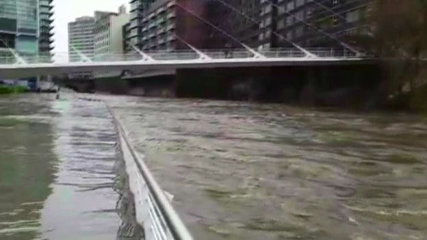 Через небувалу повінь в Англії міста ідуть під воду (ФОТО) - фото 6