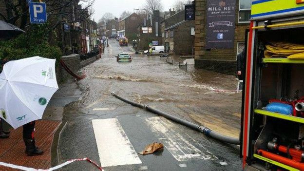 Через небувалу повінь в Англії міста ідуть під воду (ФОТО) - фото 8