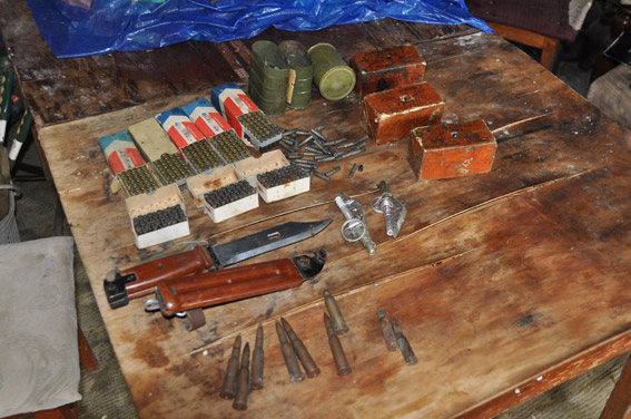 Тротил, набої, ножі: миколаївець заявив, що назбирав арсенал зброї у безхатченків