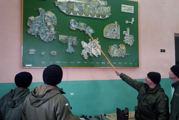 На базі військової кафедри Запорізького національного технічного університету пройшли заняття з офіцерами-артилеристами Нацгвардії - фото 2