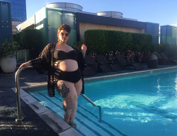 Найвідоміша plus-size модель в бікіні похизувалася вагітністю - фото 1 Найвідоміша plus-size модель в бікіні похизувалася вагітністю - фото 1