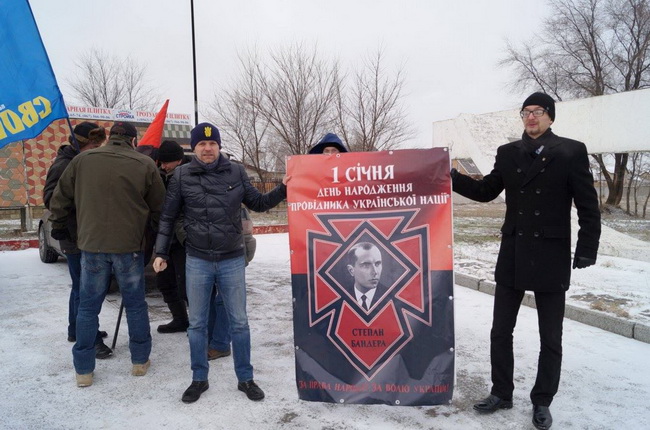 У Дніпропетровську Леніна "заклеїли" стальним портретом Бандери - фото 1