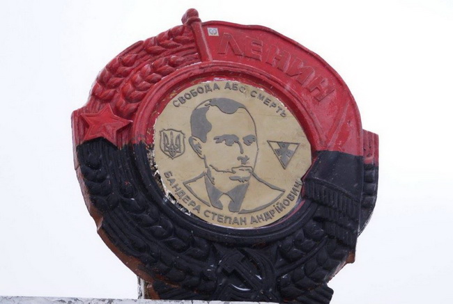 У Дніпропетровську Леніна "заклеїли" стальним портретом Бандери - фото 2