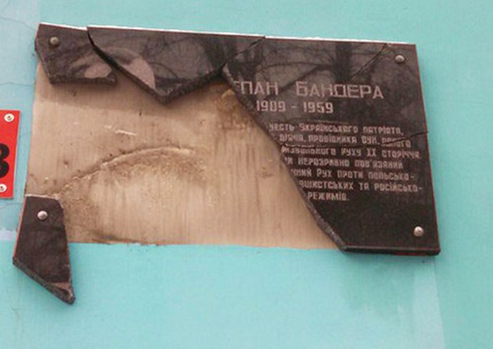 У Рівному розбили пам'ятний знак Степану Бандері - фото 1