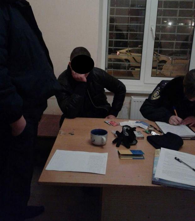 Львівський патрульний виносив сміття і заодно затримав злочинця - фото 1
