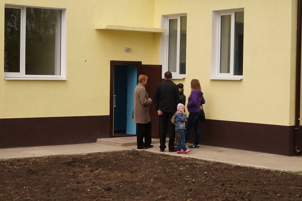 Донбаські біженці житимуть в ньому на законних підставах - на кожну кімнату отримають ордери  - фото 4