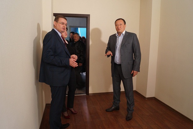 Донбаські біженці житимуть в ньому на законних підставах - на кожну кімнату отримають ордери  - фото 6