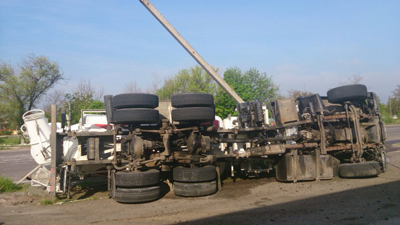 На Миколаївщині вантажівка "зустрілася" з електроопорою та перевернулася