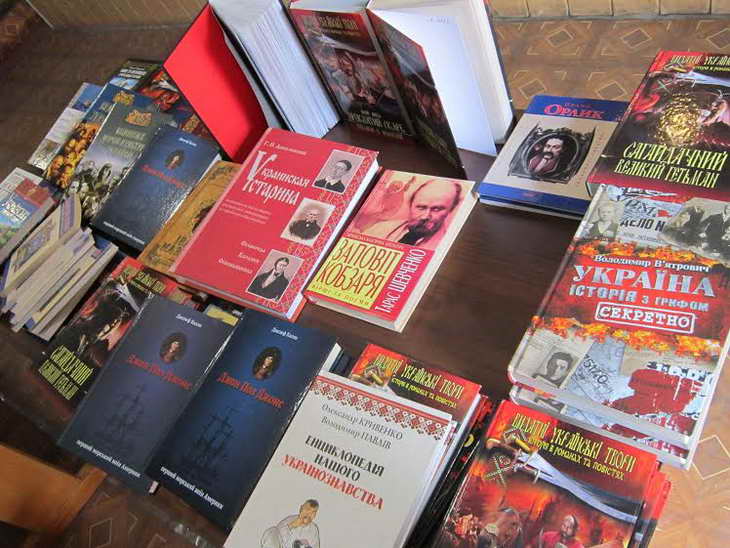 Козаки передали солдатам сто унікальних книг з історії України  - фото 3