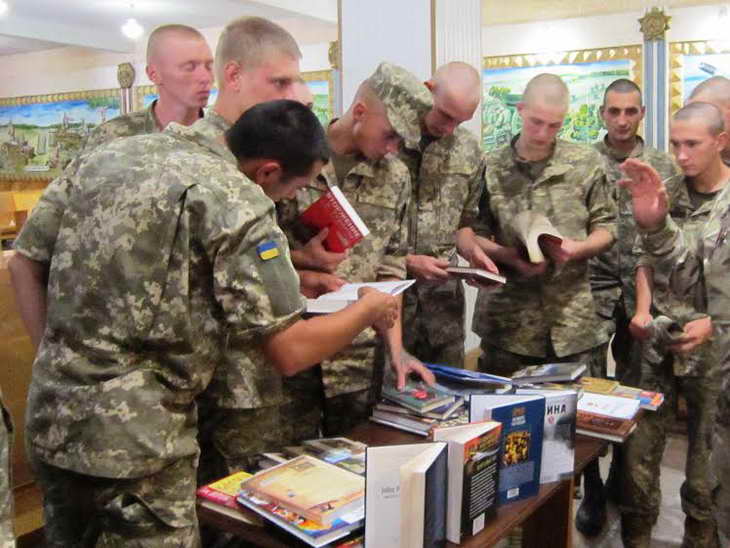 Козаки передали солдатам сто унікальних книг з історії України  - фото 4