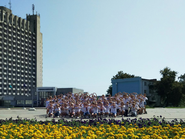 Діти Сумщини привітали Україну зі святом танцювальним флешмобом  - фото 1