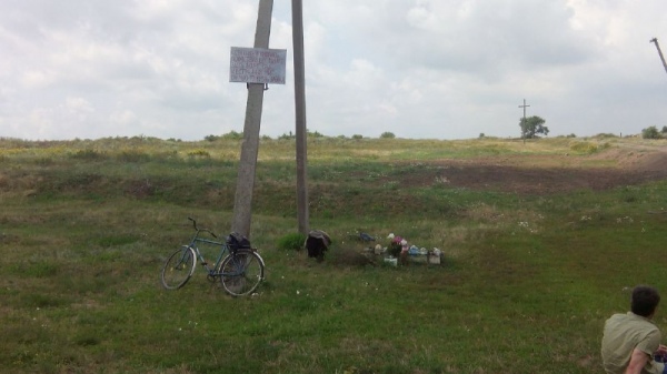 Селяни з Донеччини власноруч зробили монумент на місці падіння "Боїнга-777" (ФОТО) - фото 2