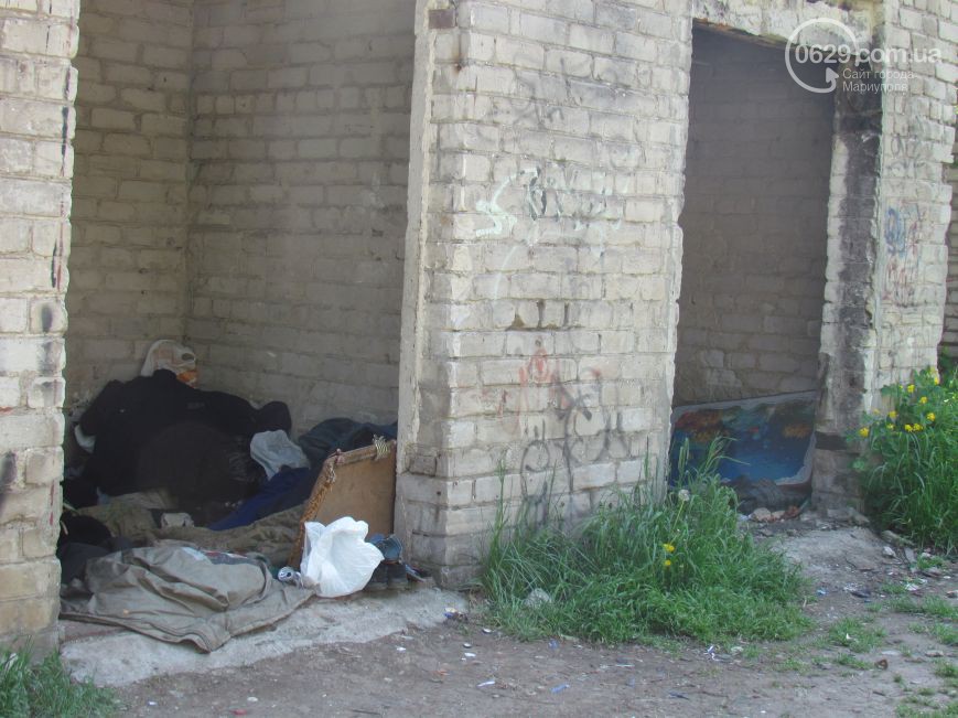 Жителям Маріуполя дошкуляють сусіди-бомжі, які читають Фрідріха Незнанського (ФОТО) - фото 2