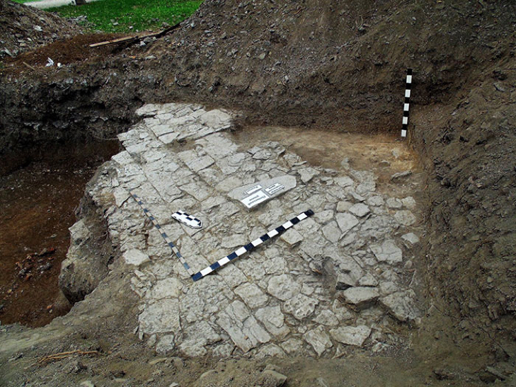 Найдавнішу міську бруківку в Україні розкопали в Кам'янці - фото 1