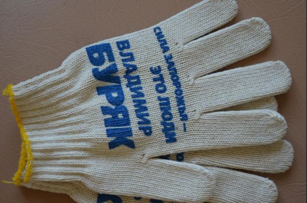 Запорізькі виборці настільки суворі, що замість гречки беруть робочі рукавички - фото 2