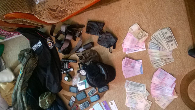 На Рівненщині викрито працівників поліції та СБУ, які "кришували" видобуток бурштину - фото 2