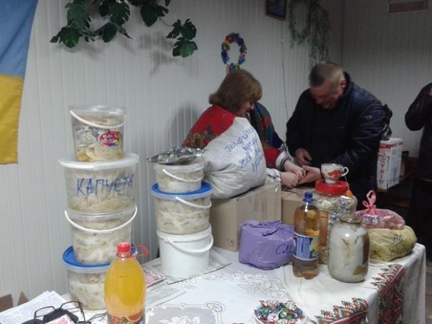 У селі Наталівка, що на Запоріжжі, наліпили для бійців АТО вареників більше, ніж жителів у селі - фото 1
