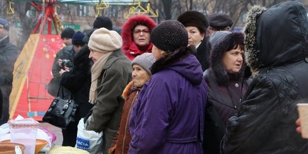 На площі Маяковського у Запоріжжі волонтери пригощають містян гарячими варениками та збирають гроші для бійців АТО - фото 5