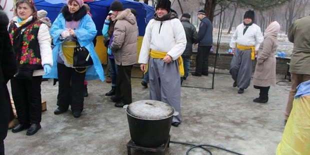 На площі Маяковського у Запоріжжі волонтери пригощають містян гарячими варениками та збирають гроші для бійців АТО - фото 2