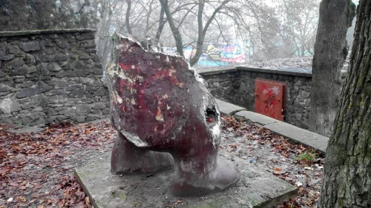 В Ужгороді вандали познущалися над ведмедем - знесли половину тулуба - фото 1