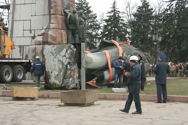 Запорізького Леніна повезли геть з площі - фото 5