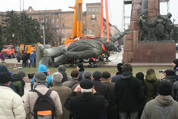 Запорізького Леніна повезли геть з площі - фото 8
