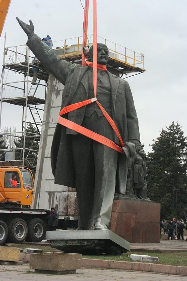 Запорізького Леніна повезли геть з площі - фото 2