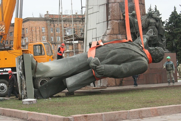 Запорізького Леніна повезли геть з площі - фото 4