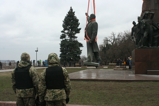 Запорізького Леніна повезли геть з площі - фото 1