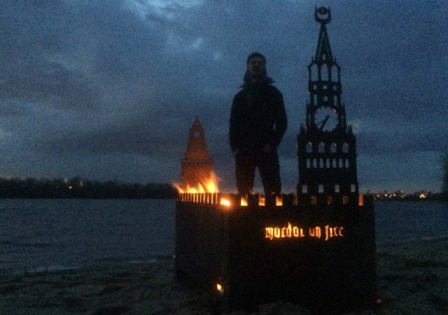 Спали логово Путіна: Українці купують мангали у вигляді палаючого Кремля (ФОТО) - фото 1