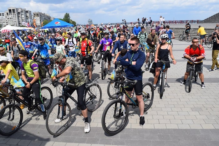 Через велосипедистів у Дніпрі перекрили рух на Набережній - фото 1