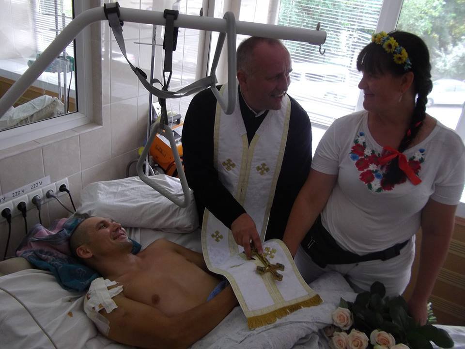 Пораненого в АТО мелітопольського воїна повінчали з дружиною прямо в госпіталі - фото 1