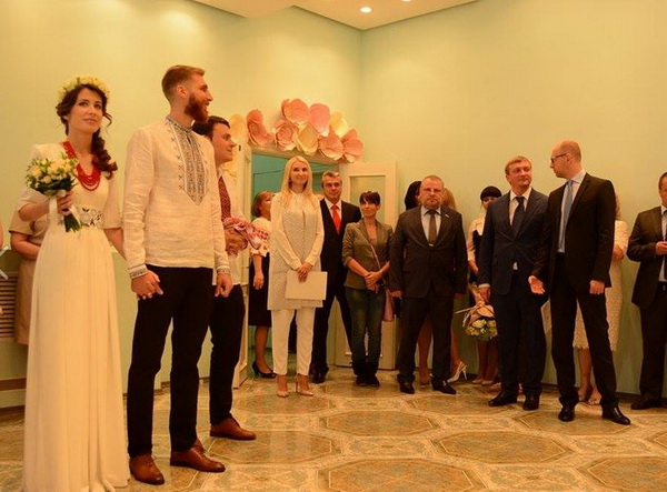 Пара з Донбасу одружилася у Дніпропетровську за електронною заявою - фото 1