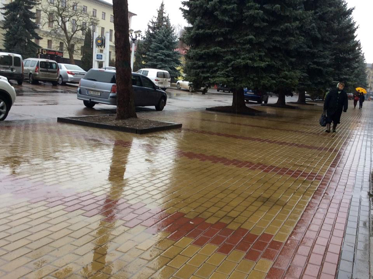 Сіро-сором'язливим дощем весна благословила хмельничан - фото 5