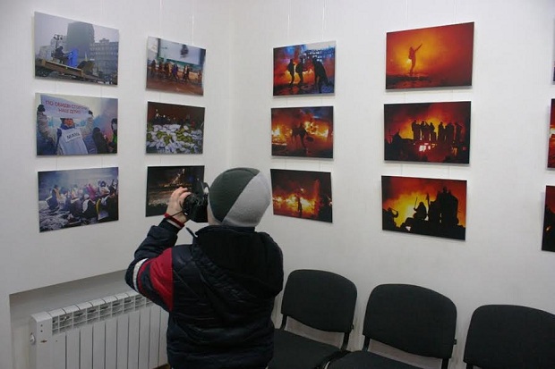 У Запоріжжі відкрилася фотовиставка присвячена Революції Гідності   - фото 5