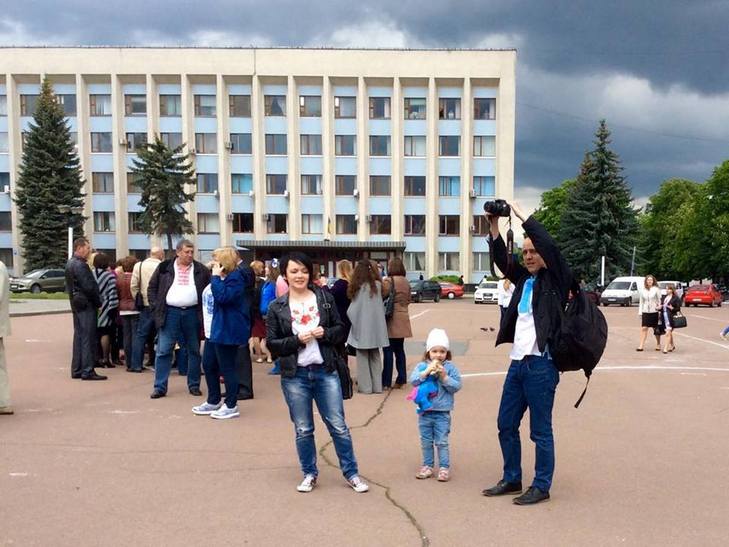 Рекордно велику вишиванку створили на головному майдані Хмельниччини   - фото 2