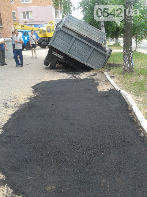 У Сумах на Хіммістечку вантажівка провалилася під асфальт (ФОТОФАКТ) - фото 2
