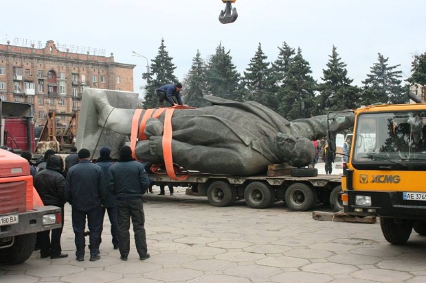 Демонтаж статуї радянського вождя можна вважати завершеним - Леніна повезли на територію запорізького водоканалу, де він перебуватиме найближчим часом - фото 12