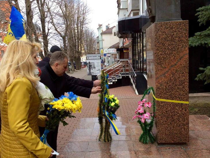 У Хмельницькому вшанували пам'ять В'ячеслава Чорновола - фото 4