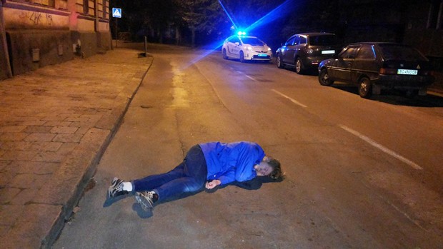 П'яний студент вирішив відпочити на дорозі - фото 1