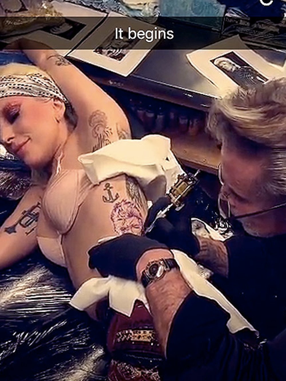 Леді ГаГа зробила величезне татуювання на честь Девіда Боуї  - фото 1