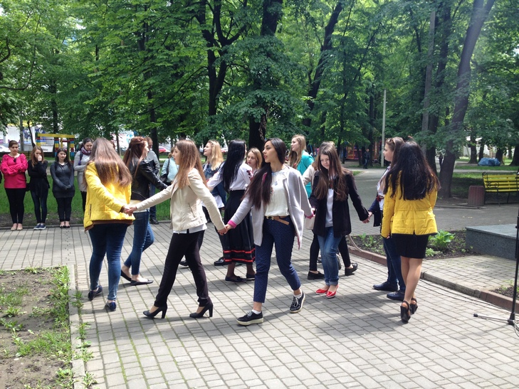 Піснями та хороводами зустріли День вишиванки студенти Хмельницького музучилища - фото 4