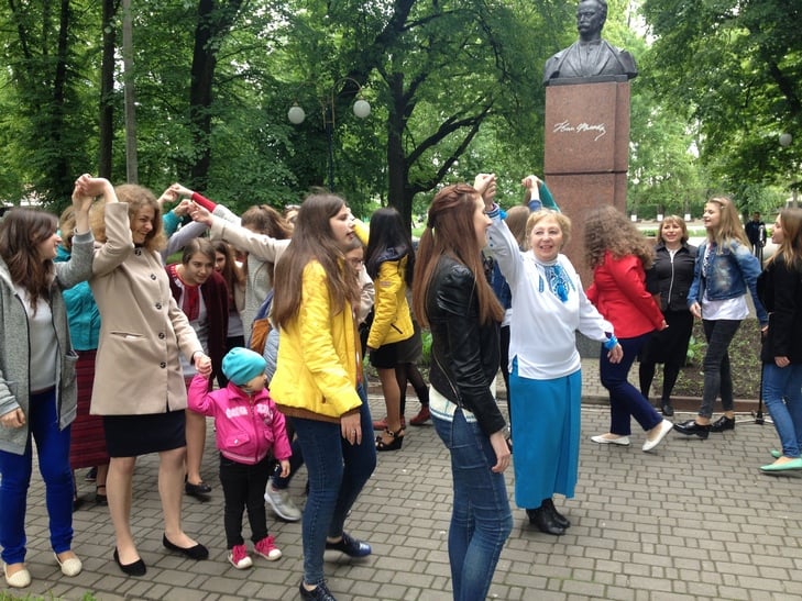 Піснями та хороводами зустріли День вишиванки студенти Хмельницького музучилища - фото 3