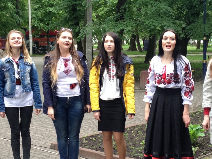Піснями та хороводами зустріли День вишиванки студенти Хмельницького музучилища - фото 2