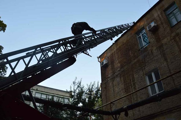 Пожежа у Дніпропетровську позбавила житла 15 родин - фото 1