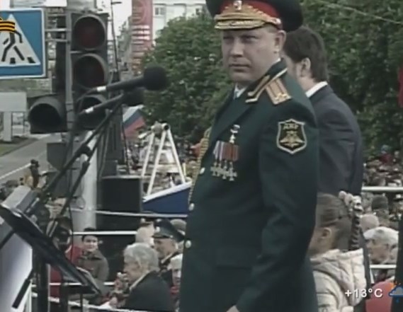 В окупованому Донецьку стартував парад бойовиків: Захарченко корчить з себе генералісімуса(ФОТО) - фото 1
