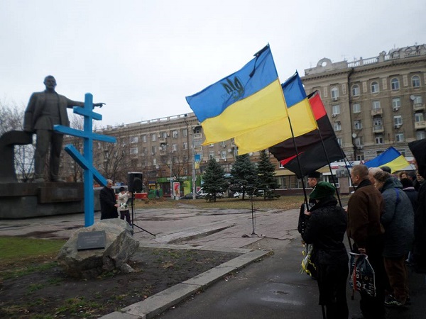 Дніпропетровці вшанували жертв Голодомору біля пам'ятника його організатору - фото 1