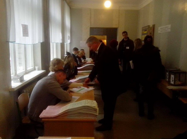 Екс-мер Дніпропетровська надовго "заперся" в кабинці для голосування - фото 1