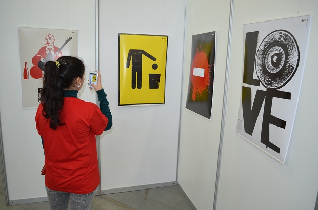 У Запоріжжі на виставці плакатів продемонстрували інфернальні нутрощі Донбасу - фото 1